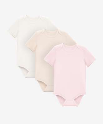 Komplet 3 bodija 100% pamuk za bebe djevojčice - SKU/PLU: 618074 Komplet 3 bodija od 100% pamuka za bebe djevojčice garantira udobnost vašoj bebi. Mekani, prozračni materijal je pogodan za bebinu osjetljivu kožu od prvih dana života. Kopčanje pomoću gumba na preponama olakšava presvlačenje pelene i oblačenje vaše bebe. U odnosu na redovne cijene drugih Pepco proizvoda unutar određene kategorije proizvoda.*