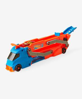 Vozilo s prikolicom Hot Wheels - SKU/PLU: 614058 Vozilo s prikolicom Hot Wheels pravi je izbor za ljubitelje brze vožnje. Komplet omogućava transport raznih Hot Wheels modela, što igru čini još uzbudljivijom. Idealan je za kolekcionare i ljubitelje automobilističkih utrka. U komplet je uključen i autić.