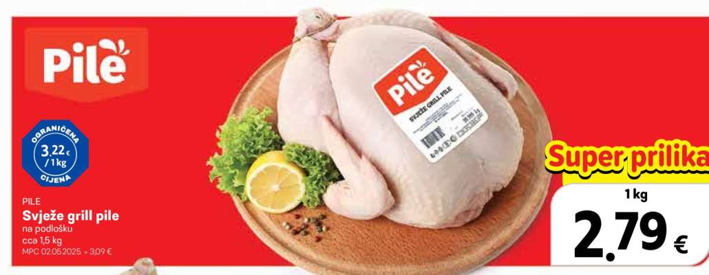 Svježe grill pile na podlošku